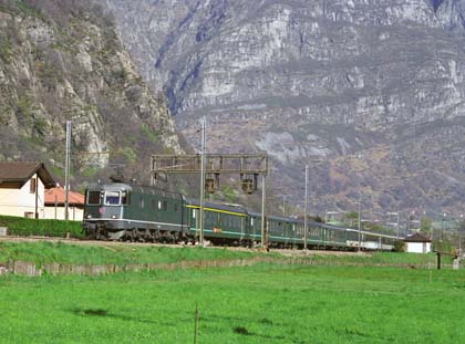 SBB Re 6/6 11676 mit Schnellzug bei Pollegio