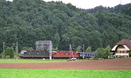 SBB 2x Re 6/6 mit Schnellzug bei Wynigen