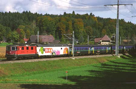 SBB Re 4/4 II 11239 mit Schnellzug bei Hindelbank