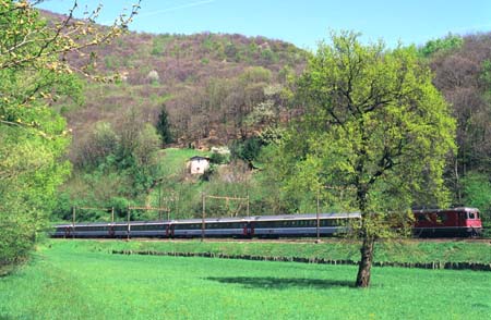 SBB Re 6/6 mit EC bei Taverne