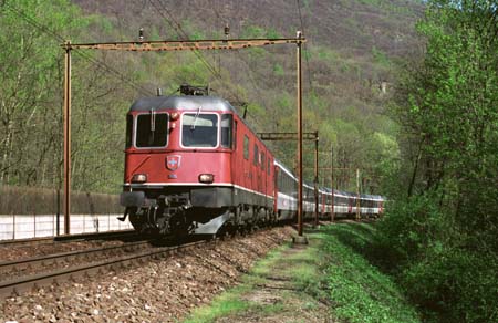 SBB Re 6/6 mit IC zwischen Taverne und Mezzovico