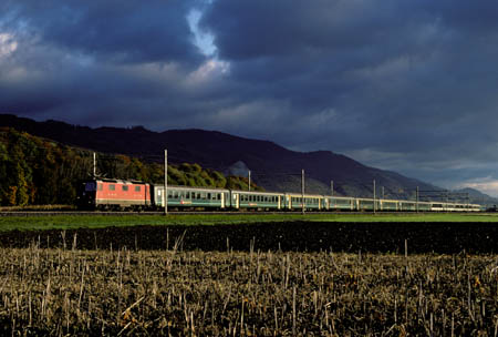 SBB Re 4/4 II mir EW II-Komposition bei Oberbuchsiten