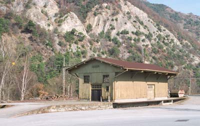 Güterschuppen von Leuk, an dessen Stelle heute der neue Bahnhof Leuk steht