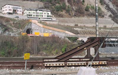 Die alte Strecke hat ausgedient, Blick auf die Tunnelbaustelle von Leuk