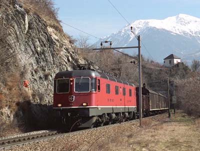 SBB Re 6/6 mit Güterzug bei Leuk