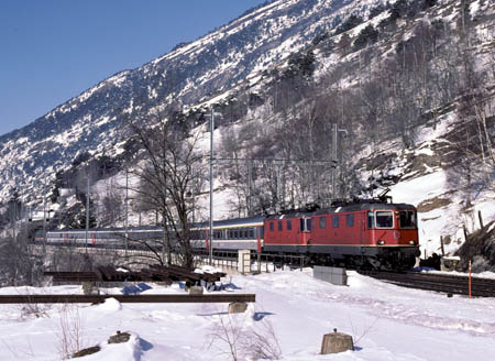 SBB 2x Re 4/4 II mit IC 331 bei Ausserberg