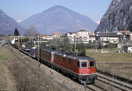 SBB Re 10/10 mit Wechselbehälter bei Osogna