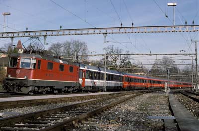 SBB Re 4/4 II 11136 mit EC 163 Transalpin in Zürich Wollishofen