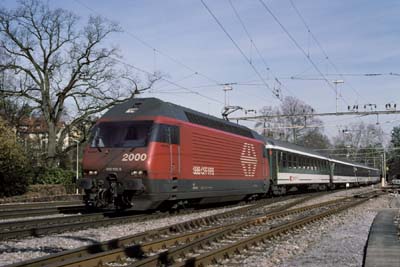 SBB Re 460 103 mit Schnellzug in Zürich Wollishofen