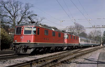 SBB 2x Re 4/4 II mit IC 355 in Zürich Wollishofen