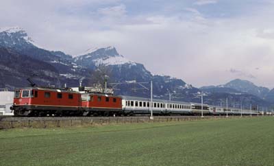 SBB 2x Re 4/4 II mit IC 355 bei Altdorf