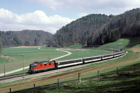 SBB Re 4/4 II mit Schnellzug bei Wynigen