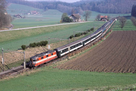 SBB Re 4/4 II 11103 mit Schnellzug bei Burgdorf