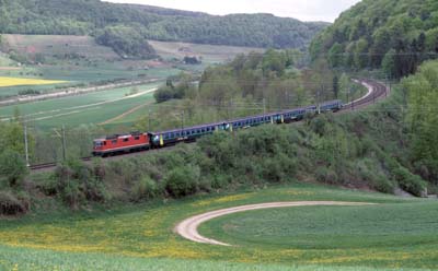 SBB Re 4/4 II mit Schnellzug bei Frick AG