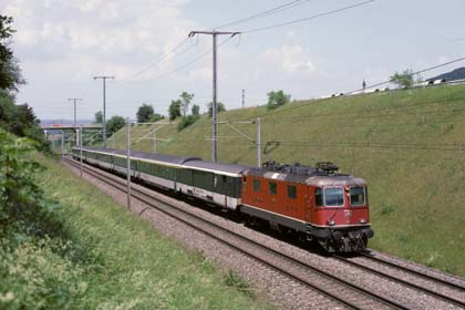 SBB Re 4/4 II mit Schnellzug bei Glattfelden