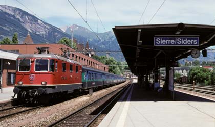 SBB Re 4/4 II 11223 mit EW II-Pendel in Sierre/Siders