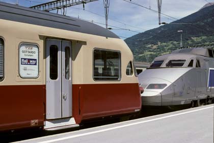 RAe TEE II 1053 und TGV in Brig