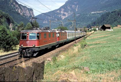 SBB 2x Re 4/4 II mit IC 355 bei Faido