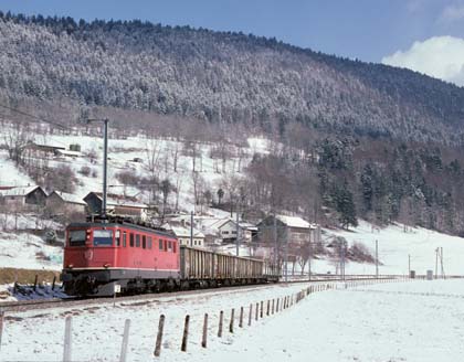 SBB Ae 6/6 11450 mit Stücker bei Noiraigue