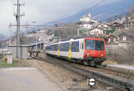 Regionalzug bei der Einfahrt in den Bahnhof Leuk
