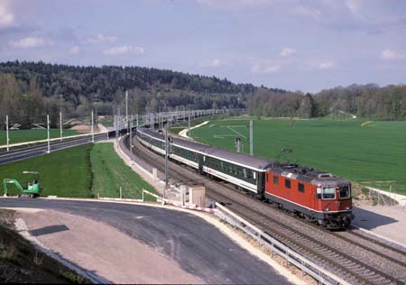 SBB Re 4/4 II mit Schnellzug bei Langenthal