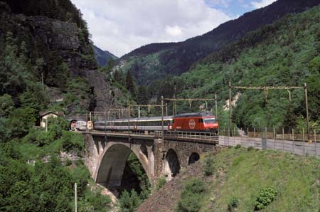 SBB Re 460 mit IC 357 bei Faido