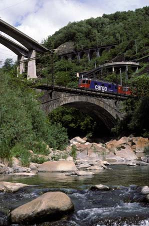 SBB Re 620 065 in der Biaschina