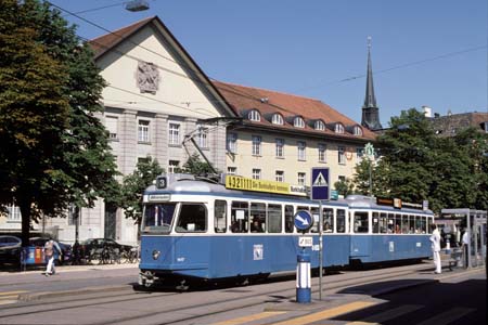 VBZ Be 4/4 1417 in Zürich Bezirksgebäude