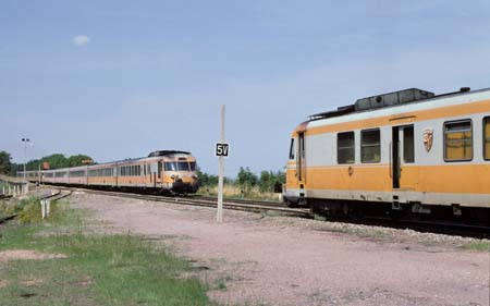 Kreuzung mit Zug 4480 en UM in Bellenaves