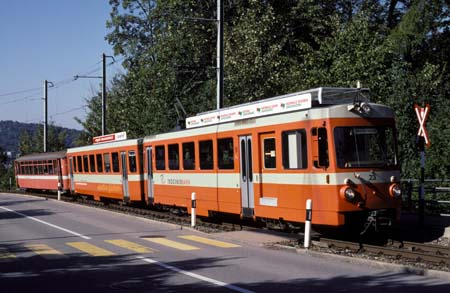 TB BDe 4/8 23 mit B 11 in der Tivolikurve