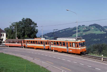 TB BDe 4/8 23 mit B 11 in der Kurzeggkurve