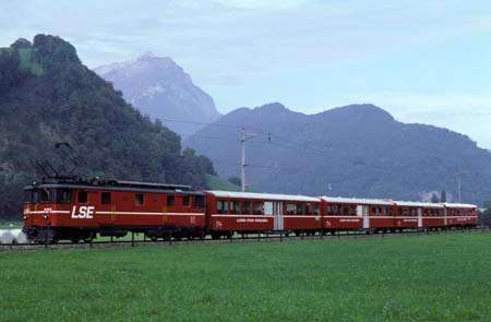 LSE De 4/4 121 mit Mitteleinstiegswagen bei Stans