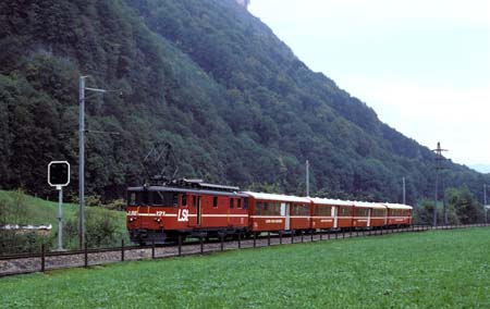 LSE De 4/4 121 mit Mitteleinstiegswagen bei Dallenwil