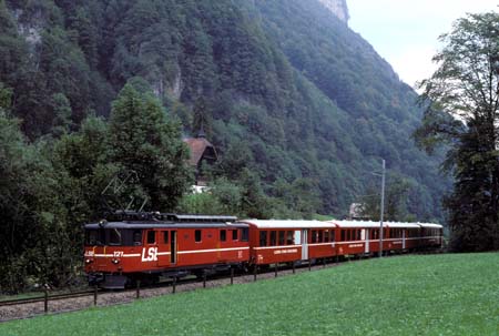 LSE De 4/4 121 mit Mitteleinstiegswagen bei Wolfenschiessen