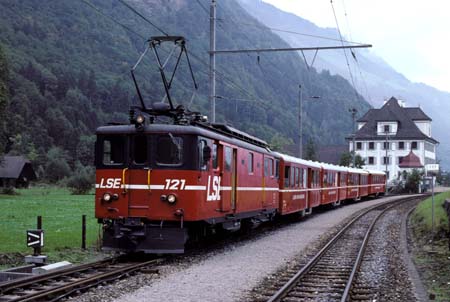 LSE De 4/4 121 mit Mitteleinstiegswagen in Grafenort
