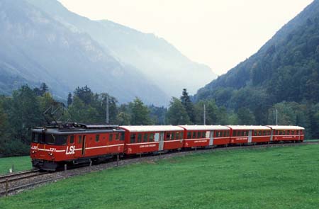 LSE De 4/4 121 mit Mitteleinstiegswagen bei Obermatt