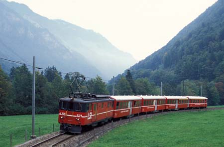 LSE De 4/4 121 mit Mitteleinstiegswagen bei Obermatt