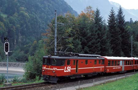 LSE De 4/4 121 mit Mitteleinstiegswagen in Obermatt