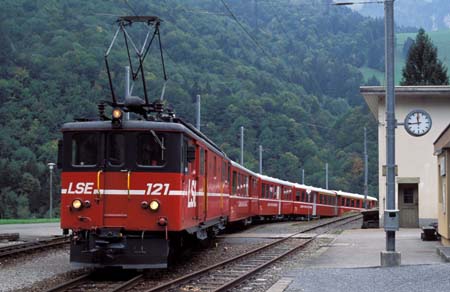 LSE De 4/4 121 mit Mitteleinstiegswagen in Obermatt