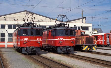 LSE De 4/4 121 + De 4/4 122 in Stansstad