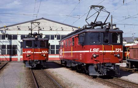 LSE De 4/4 121 + De 4/4 122 in Stansstad