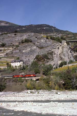 SBB 2x Re 460 mit Schnellzug zwischen Leuk und Salgesch