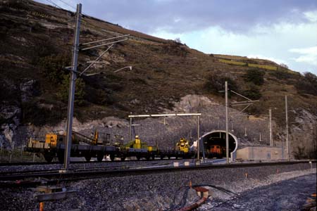 Bauzug im Tunneleingang von Salgesch