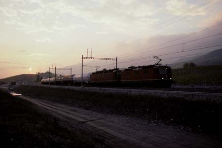 SBB Re 10/10 wechseln auf das alte Trasse in Salgesch