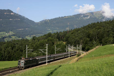 SBB Re 4/4 II grn mit IR 2255 bei Arth-Goldau