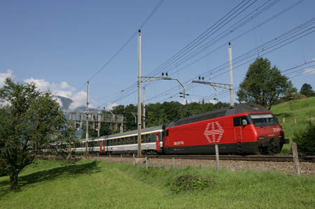 SBB Re 460 mit EuroCity-Wagen bei Steinen