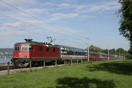 SBB Re 4/4 II mit EC Transalpin bei Horgen