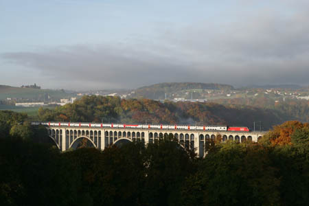 SBB Re 460 mit IC DS-Pendel bei Fribourg