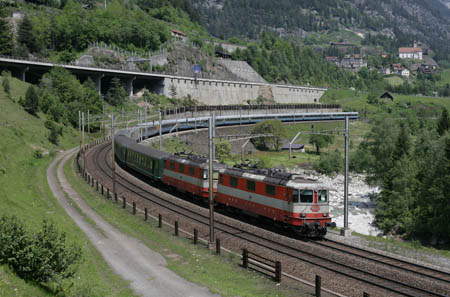 SBB Re 4/4 II 11106 & 11141 Swiss-Express bei Wassen