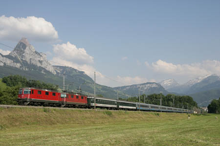 2x SBB Re 4/4 II mit EC CIS bei Steinen